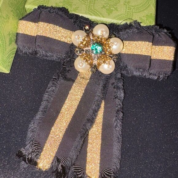 Brand new with box & bag Gucci Grosgrain Bow Brooch Pin with Pearls &Crystals - Picture 4 of 8